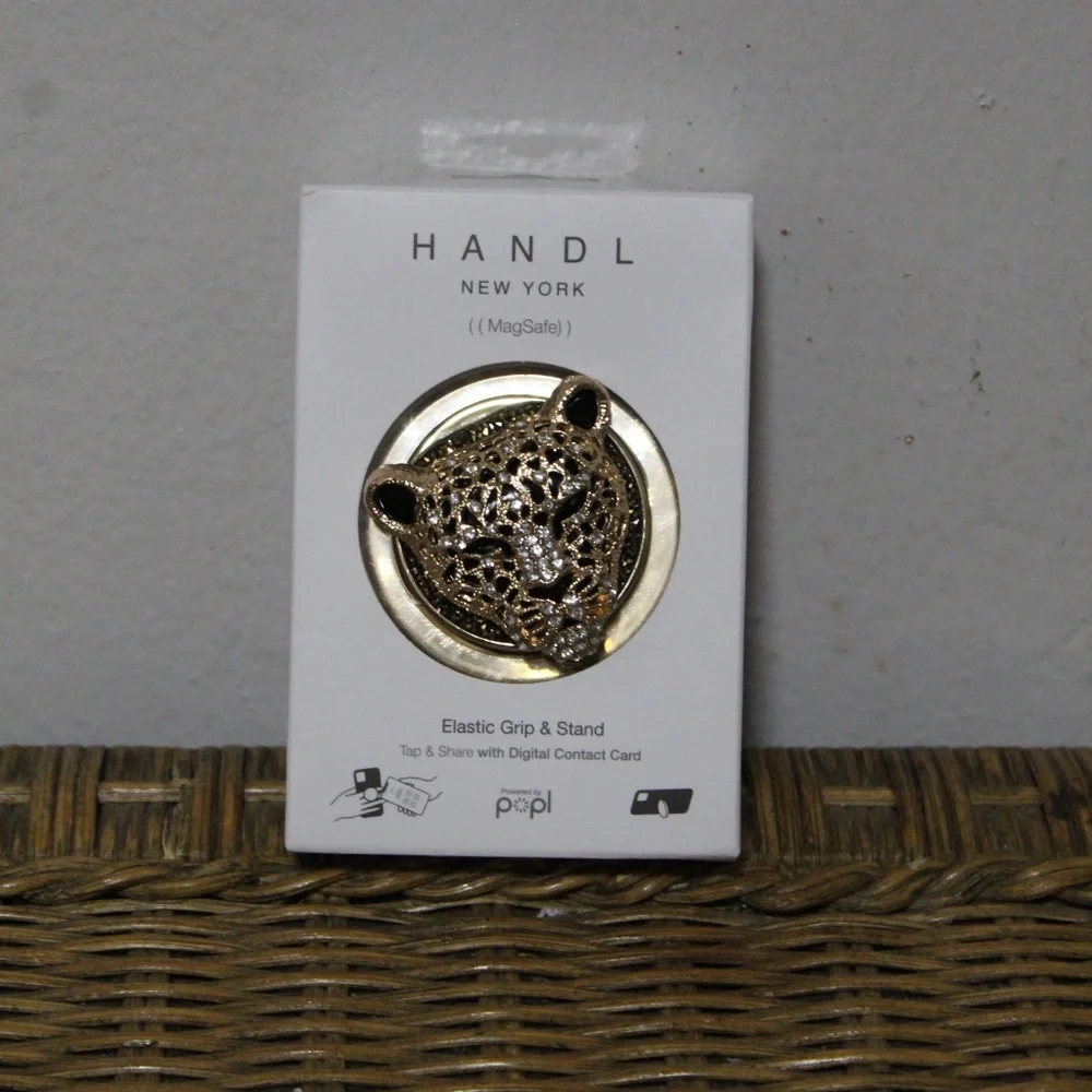 Handl New York MagSafe. Elastic Grip & Stand. Rhinestone Cheetah Head.